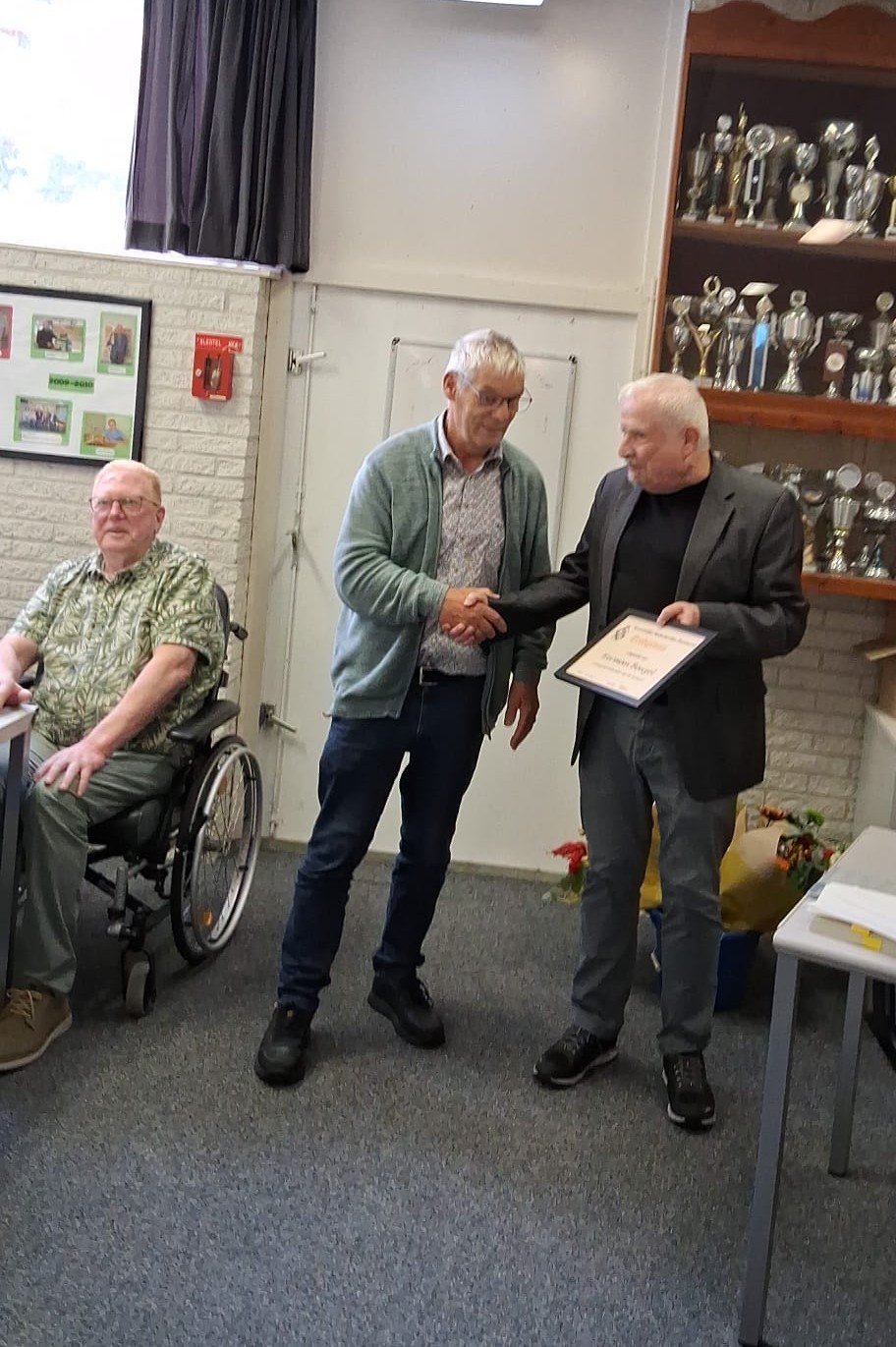 Herman ontvangt erediploma van KNDB-voorzitter Frans de Jonge