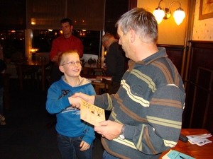 tn_Tom Knapen ontvangt Wiersma Zwart diploma.jpg