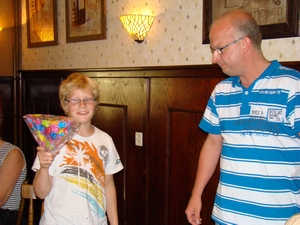 Tom Knapen ontvangt snoepboeket.jpg
