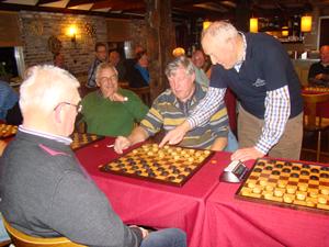 DEZ jubileumtoernooi 02-10-2012 Willem Klein Wassink doet openingszet.jpg