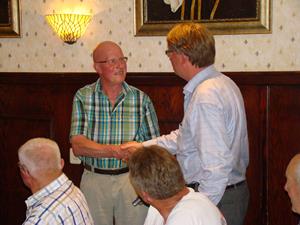 GDB-voorzitter Gerhard Gerritsen feliciteert Gerrit Stegeman.jpg