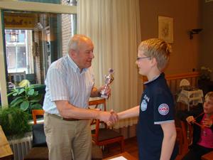 Tom ontvangt de kampioensbeker.jpg