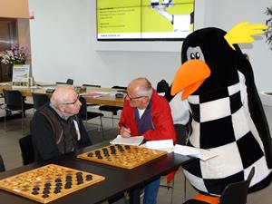 DEZ 8 tot 88 damtoernooi finale 12-04-2017 02907 interview dhr Peters met Stentor verslaggever en Pinky.JPG