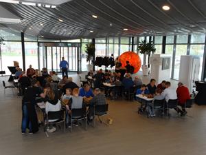 DEZ 8 tot 88 damtoernooi finale 12-04-2017 02937 overzicht speelzaal.JPG