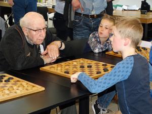 DEZ 8 tot 88 damtoernooi finale 12-04-2017 02982 heer Peters tegen een jeugdspeler.JPG