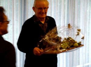 Berend Jan met bloemstuk.jpg