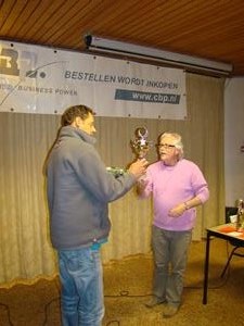 Edwin de Jager ontvangt de beker van Rob Hendriks.jpg