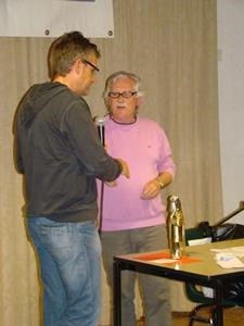 Paul Olde Hanhof bedankt organisator Rob Hendriks.jpg