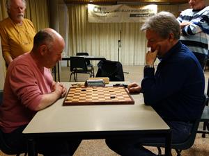 barrage Gerrit Roeterdink met wit net voor zijn beslissende 1-om-4 eindstand in de laatste barragewedstrijd tegen Johan Rademaker.jpg